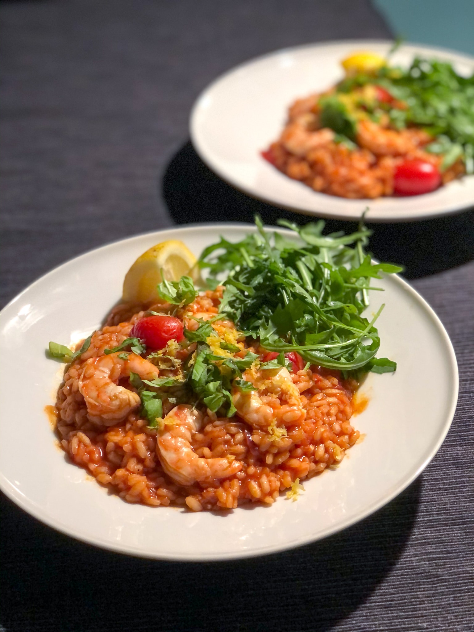 Tomaten risotto met garnalen en rucola salade